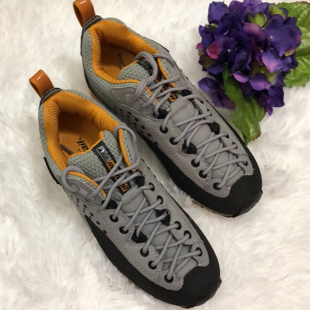 Montrail Woman’s Vibram Hiking shoes Boots gray/yellow size 7.5